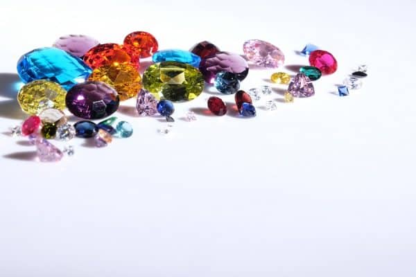 Les couleurs du diamant : quelles sont les teintes qui existent ?